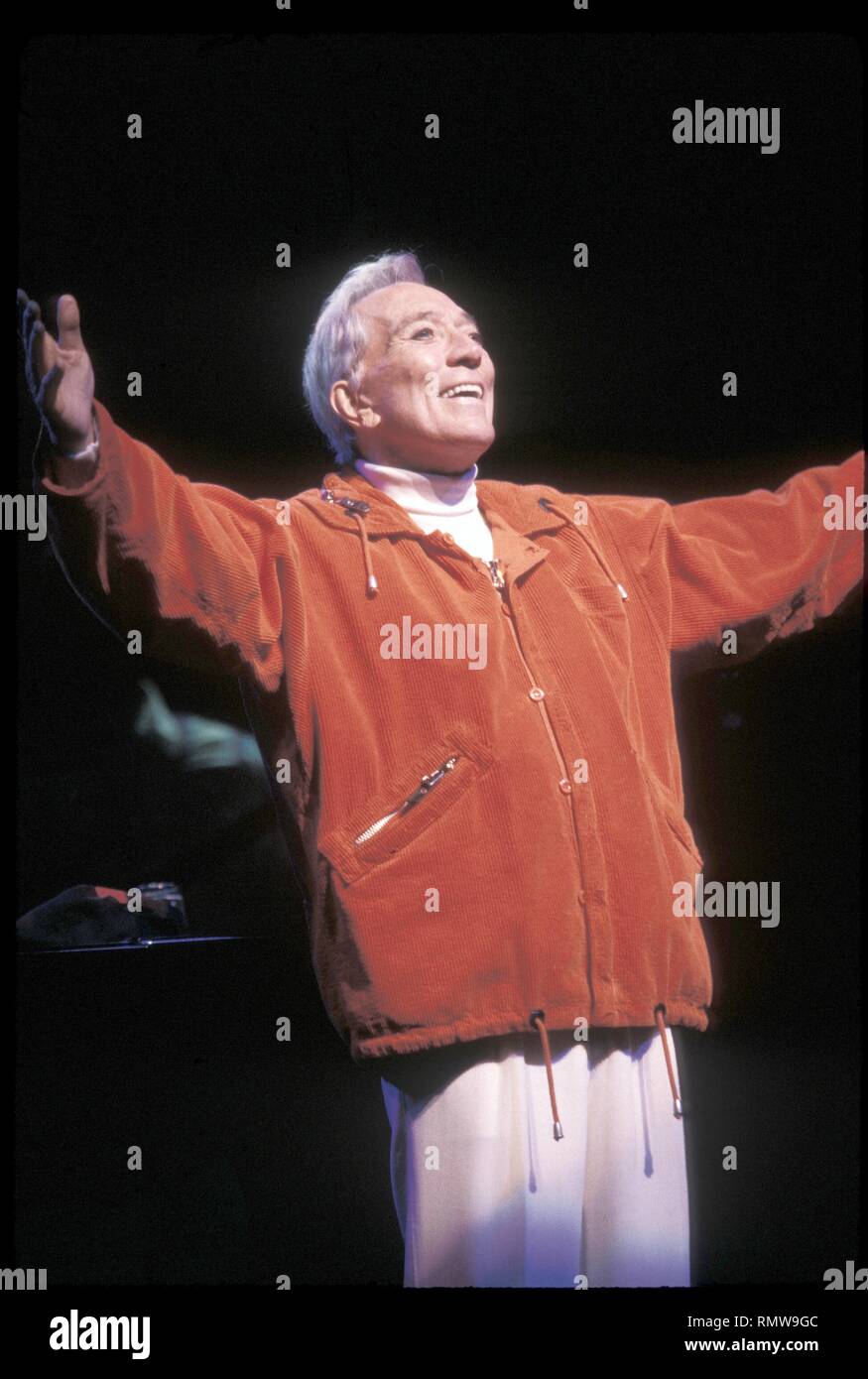 Legendäre pop Sänger Andy Williams, der 18 Gold- und drei Platin-zertifizierte Alben aufgenommen, dargestellt auf der Bühne während einer "live"-Konzert aussehen. Stockfoto