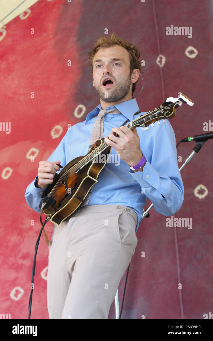 Musiker Chris Thile wird gezeigt auf der Bühne während einer "live"-Konzert Auftritt mit dem Punch Brüder. Stockfoto