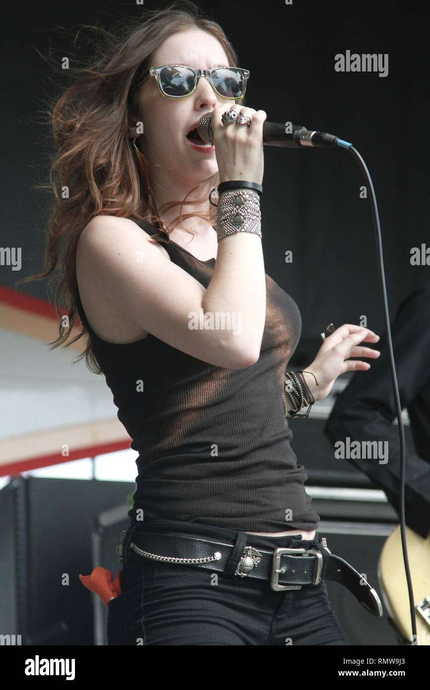 Sänger Arleigh kincheloe dargestellt auf der Bühne während einer "live"-Konzert Auftritt mit Schwester Spatz & die Schmutzige Vögel. Stockfoto