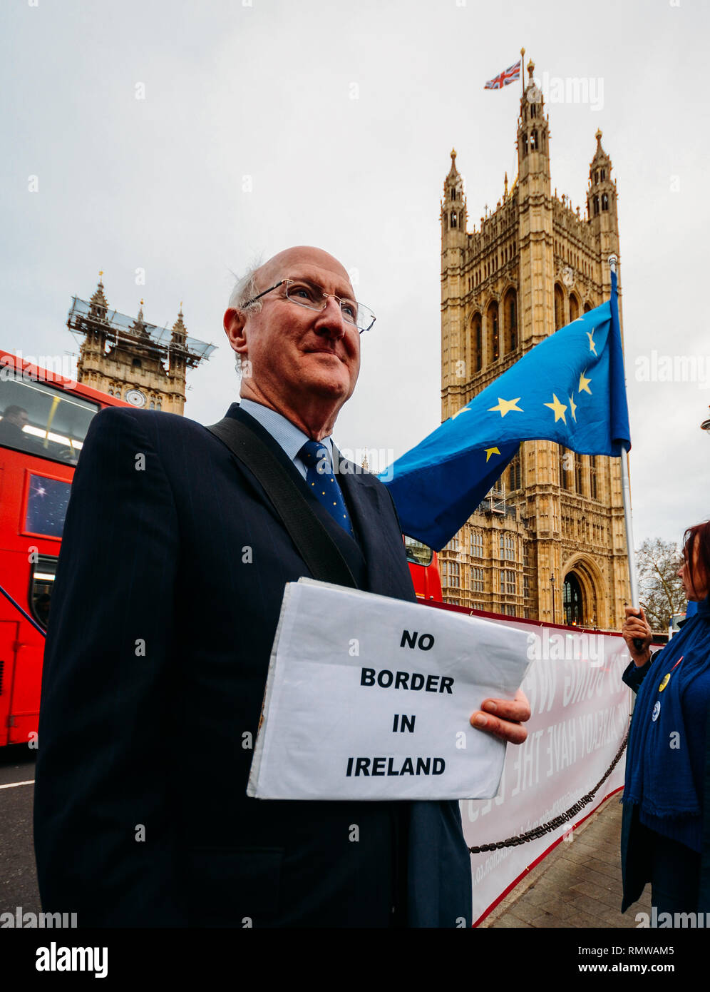 London, Großbritannien - Feb 11, 2019: Mann hält die Einrichtung eines einfachen Zeichen, dass keine Grenze in Irland - Anti-Brexit Nachricht liest Stockfoto