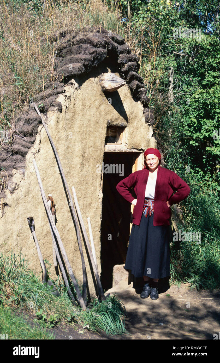 Kostümierte Rollenspieler außerhalb einer Grasschollehaus, ukrainische Kultur Zentrum, Alberta, Kanada Stockfoto