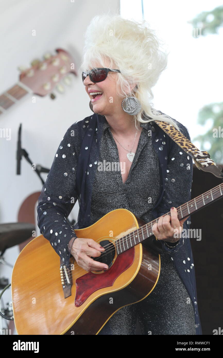 Sänger, Songwriter und Gitarrist Christine ohlman dargestellt auf der Bühne während einer "live"-Konzert aussehen. Stockfoto