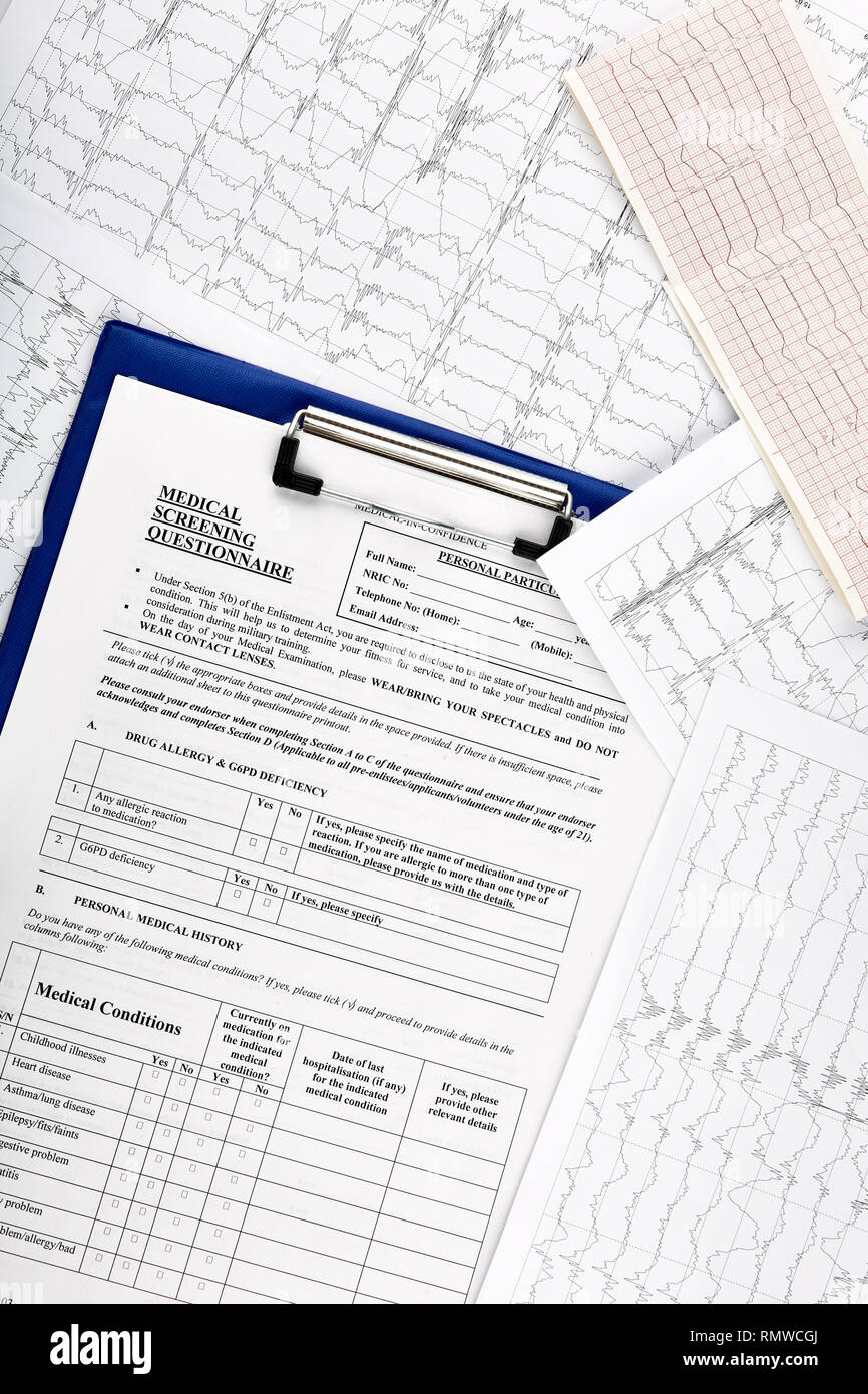 Foto von vielen MRI cardiograms und medizinischen Fragebogen. Stockfoto
