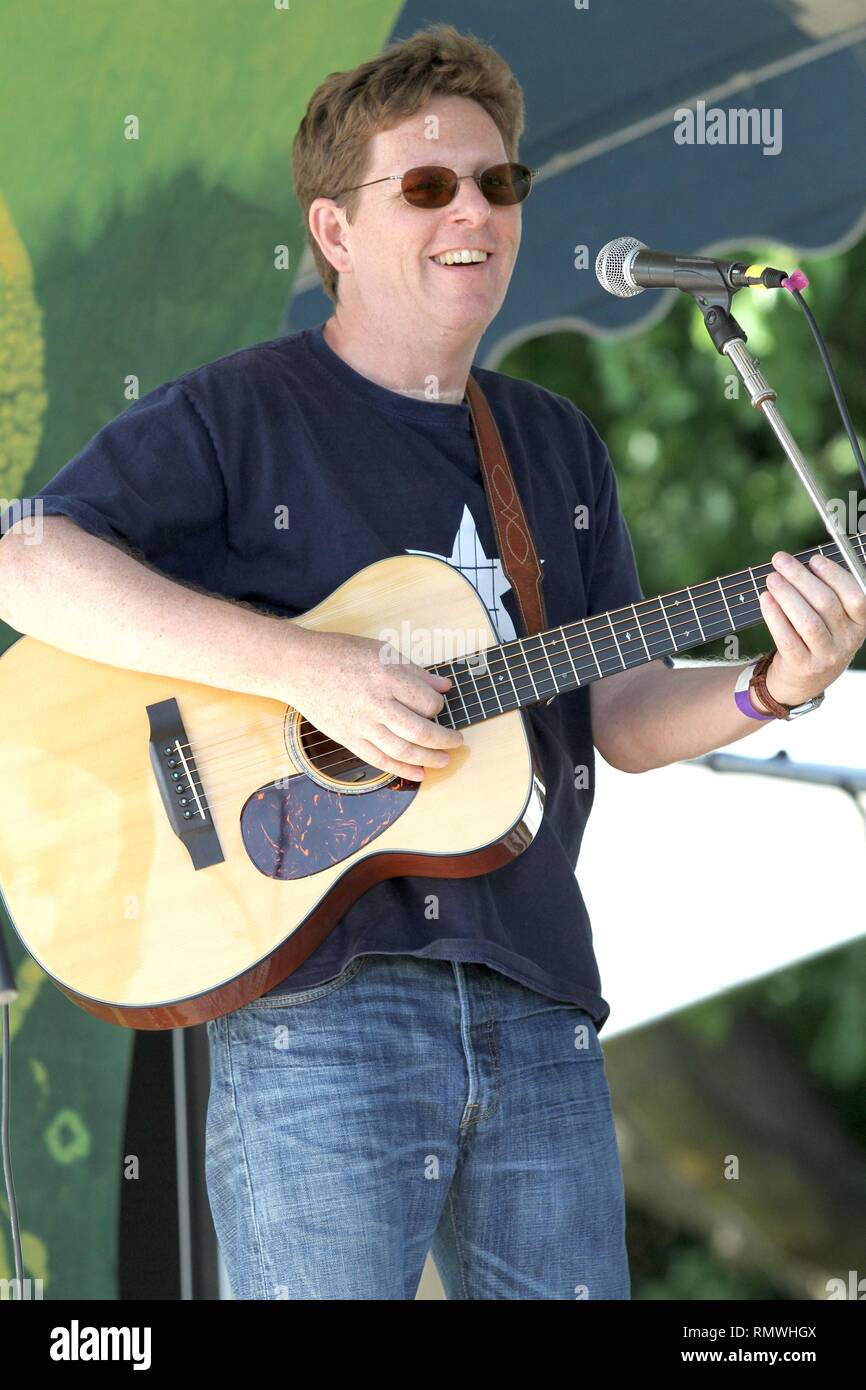 Sänger, Songwriter und Gitarrist Tim O'Brien wird gezeigt auf der Bühne während einer "live"-Konzert aussehen. Stockfoto