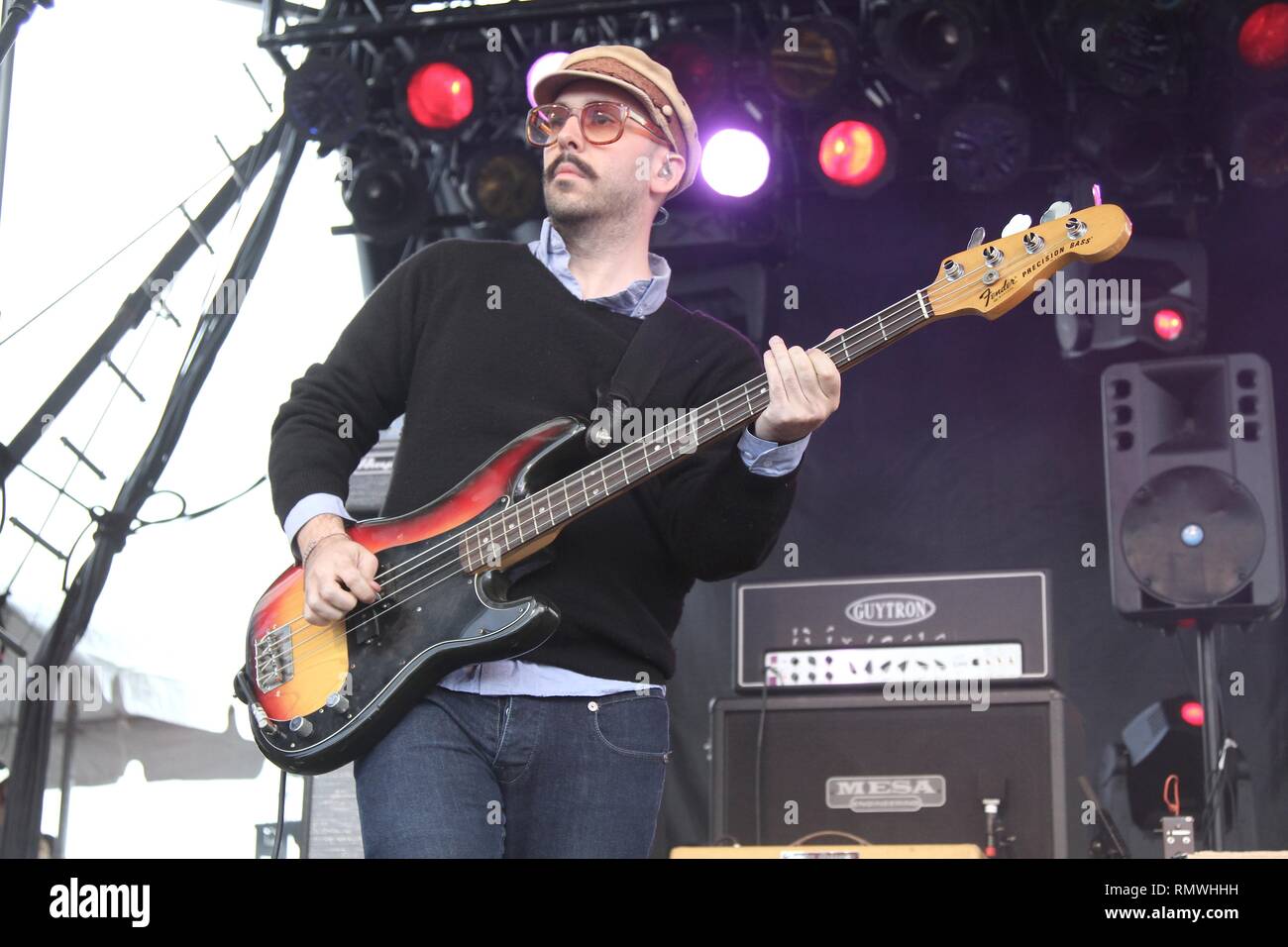 Bassist Tim Nordwind der Rock Band OK Go ist dargestellt auf der Bühne während einer "live"-Konzert aussehen. Stockfoto