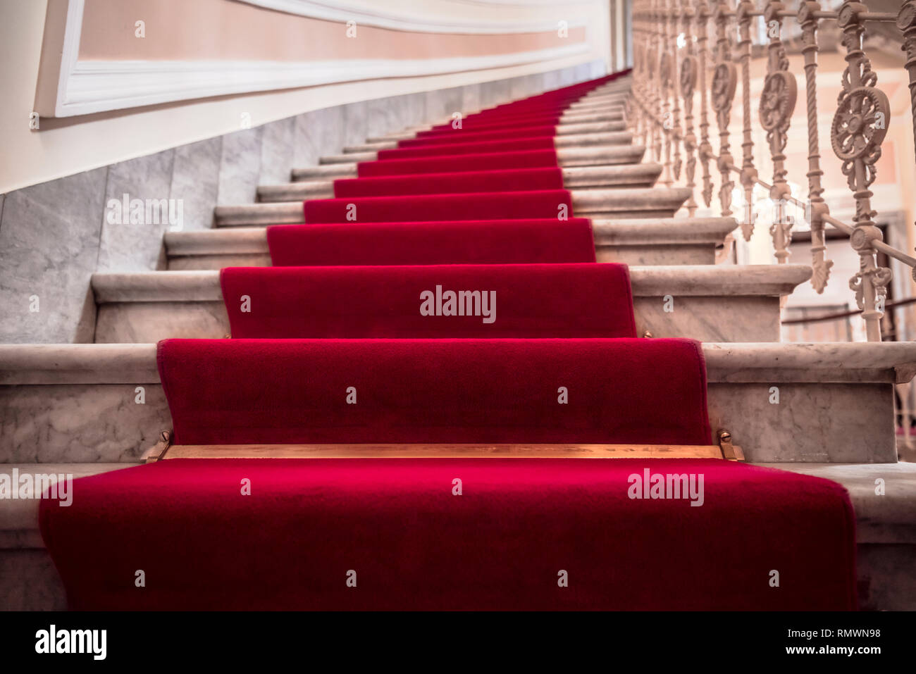 Luxuriöse Gebäude Interieur mit der Marmor Treppe mit rotem Teppich bedeckt Stockfoto