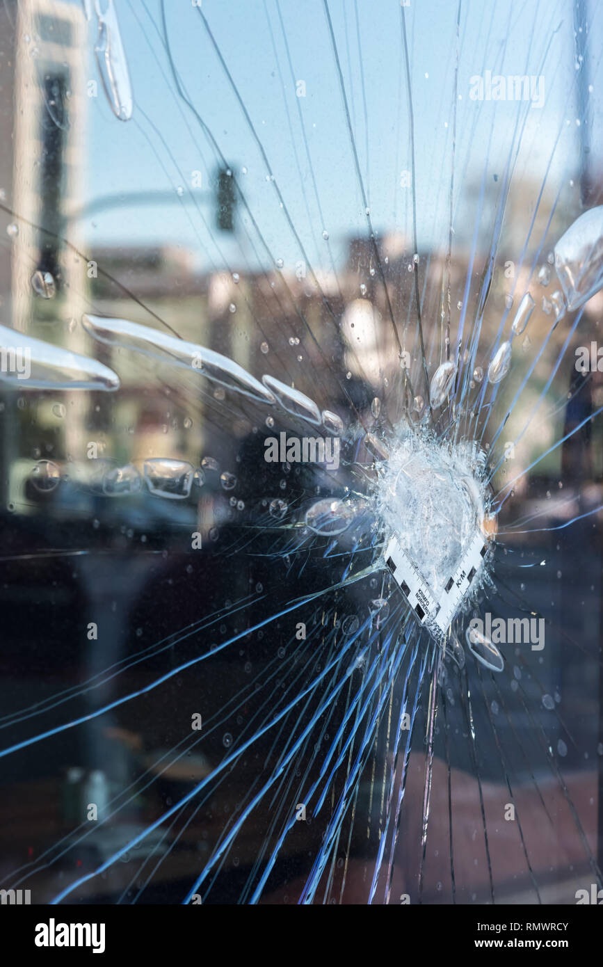 Die gebrochene Glas mit einem Polizei mark Stockfoto
