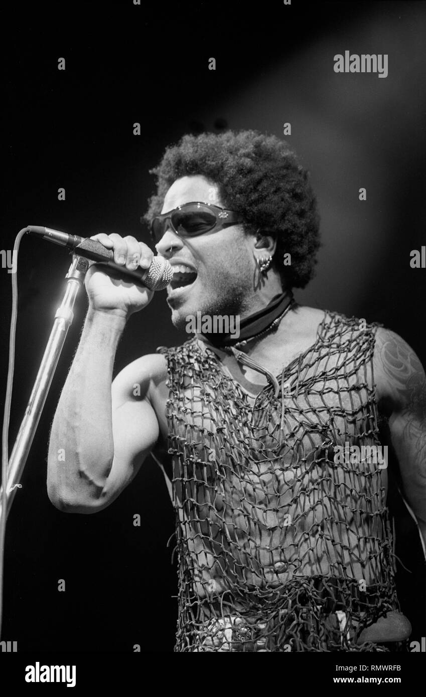 Sänger, Songwriter und Multiinstrumentalist und Musikproduzent Lenny Kravitz wird gezeigt auf der Bühne während einer "live"-Konzert aussehen. Stockfoto