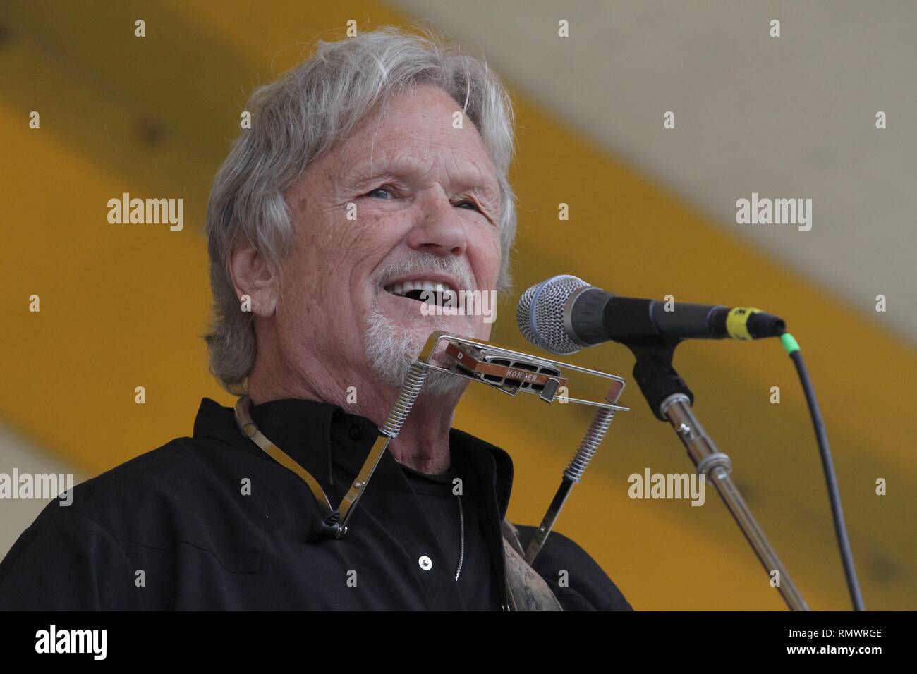 Sänger, Songwriter, Schauspieler, Schriftsteller und Kris Kristofferson ist auf der Bühne während einer "live"-Konzert aussehen. Stockfoto