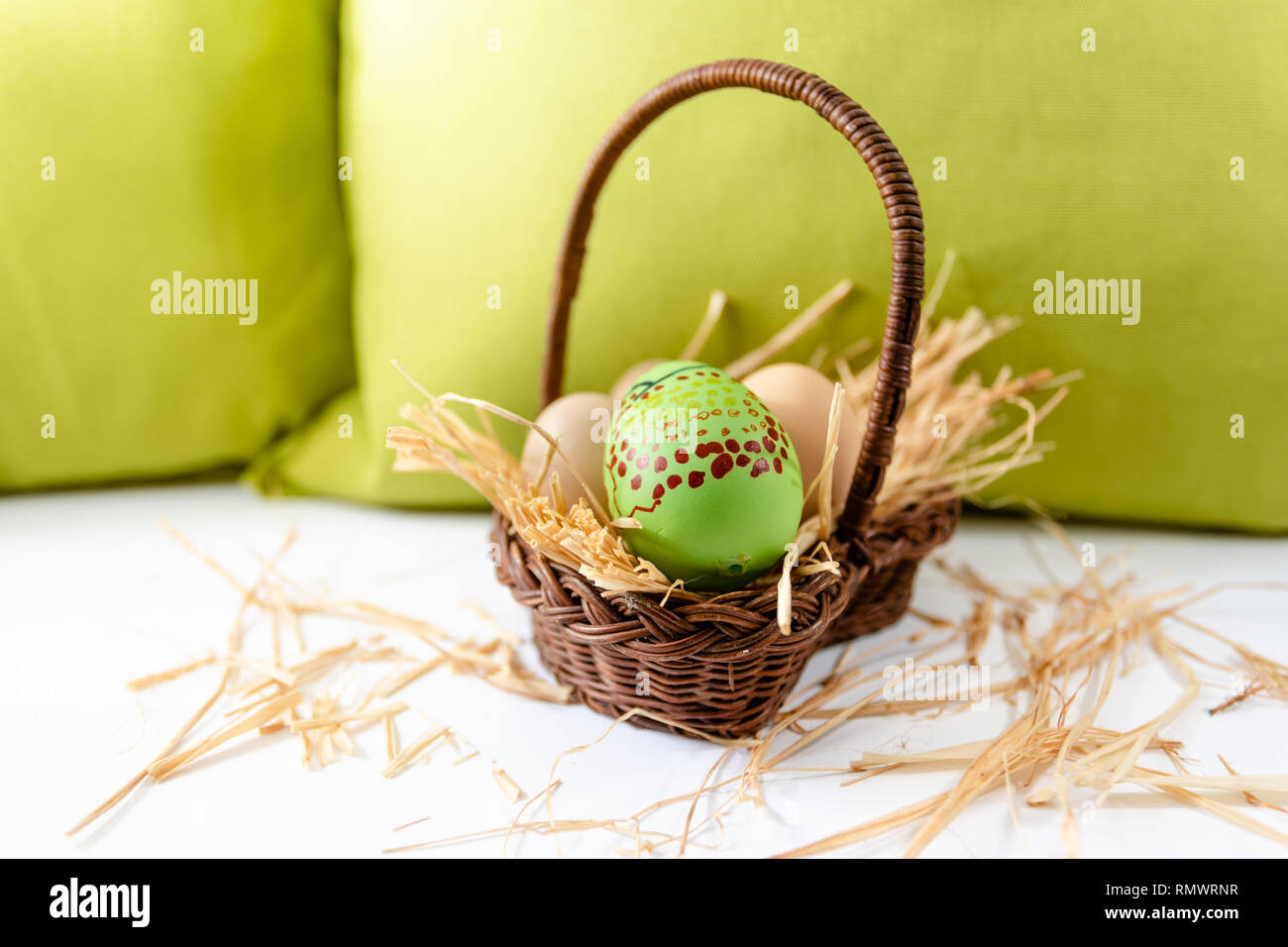 Schöne Ostereier Dekoration bunte Eier saisonal Pastell. Fokus selektive Stockfoto
