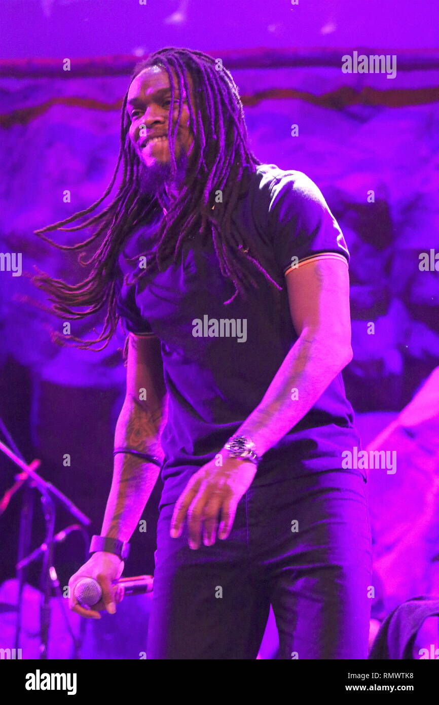 Sänger Ranking Roger ist dargestellt auf der Bühne während einer "live"-Konzert mit dem Englischen Beat. Stockfoto