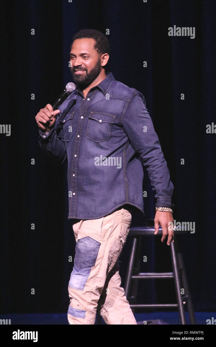 Stand up Comedian, Schauspieler, Filmproduzent, Schriftsteller und Rapper Mike Epps ist dargestellt auf der Bühne während einer "live"-Konzert aussehen. Stockfoto