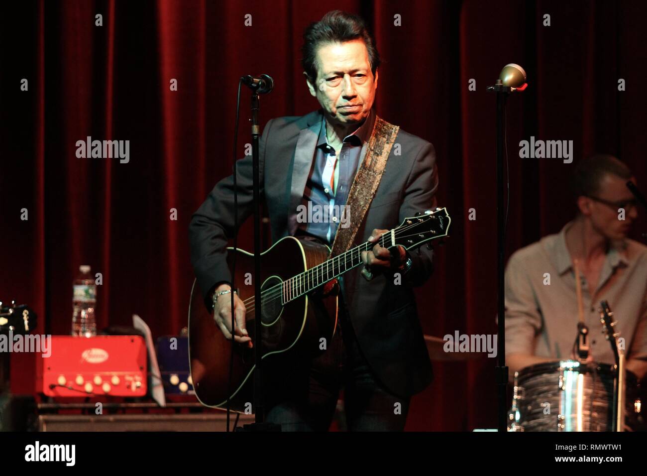 Sänger, Songwriter und Gitarrist Alejandro Bisherige wird gezeigt auf der Bühne während einer "live"-Konzert aussehen. Stockfoto