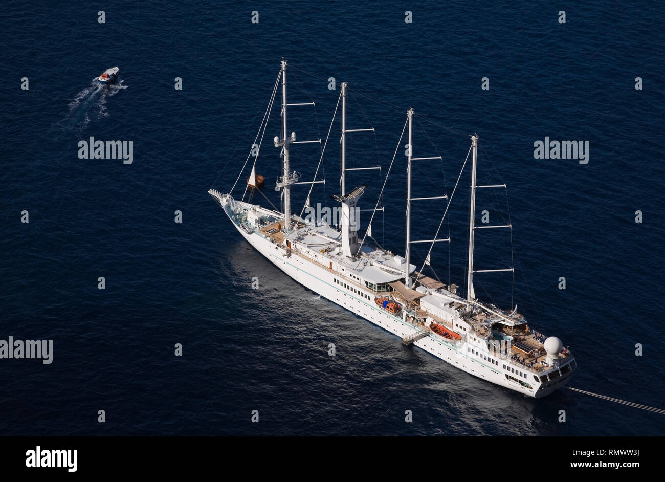 Luxus-Kreuzfahrt-Segelboot vor Anker vor der Küste von Santorin, Griechenland Stockfoto