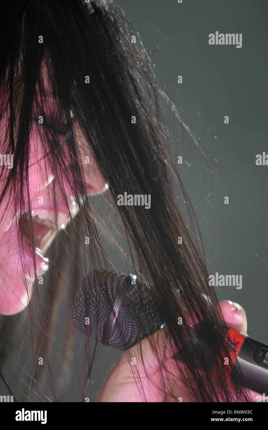 Sängerin und Pianistin Amy Lee der Grammy-verdächtigen Alternative Metal Band Evanescence ist dargestellt auf der Bühne während einer "live"-Konzert aussehen. Stockfoto