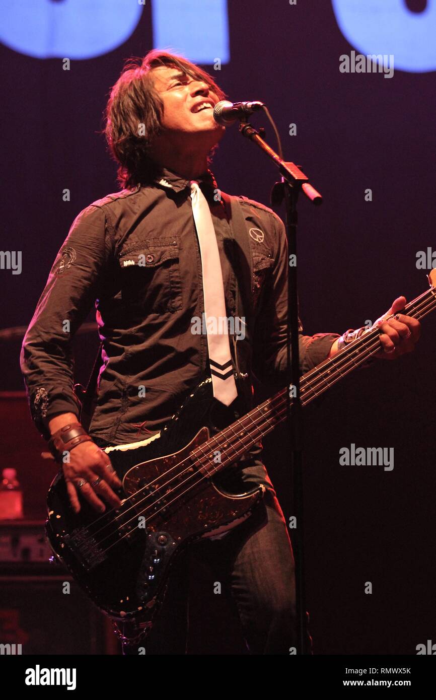 Die EverClear-Technologie bassist Freddy Herrera wird gezeigt auf der Bühne während einer "live"-Konzert aussehen. Stockfoto