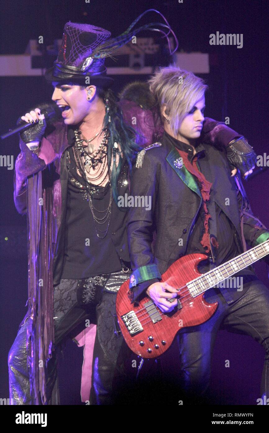 Sänger, Songwriter und Schauspieler Adam Lambert wird gezeigt auf der Bühne während einer "live"-Konzert aussehen. Stockfoto