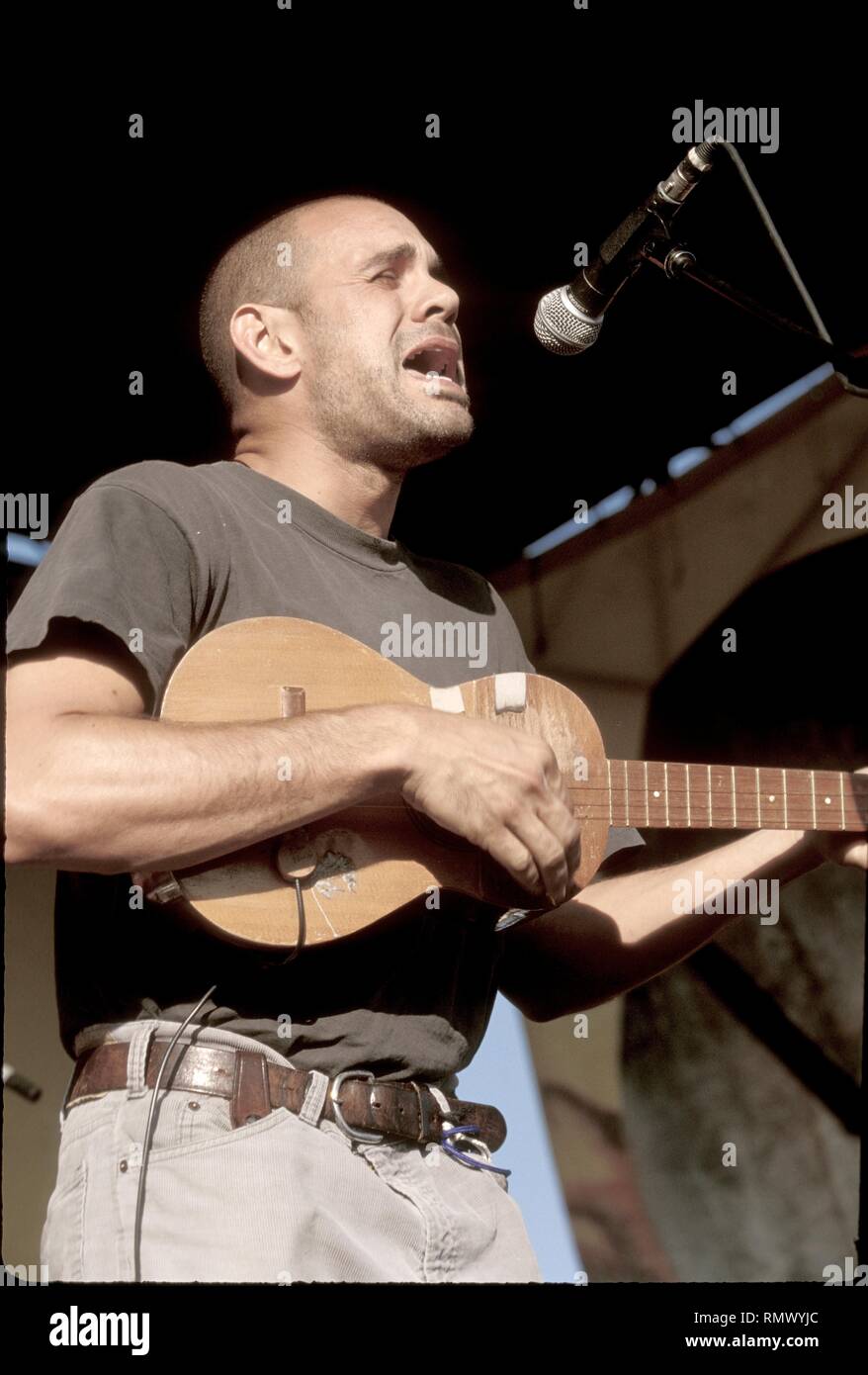 Gitarrist, Sänger und Songwriter Nil Lara ist dargestellt auf der Bühne während einer "live"-Konzert aussehen. Stockfoto