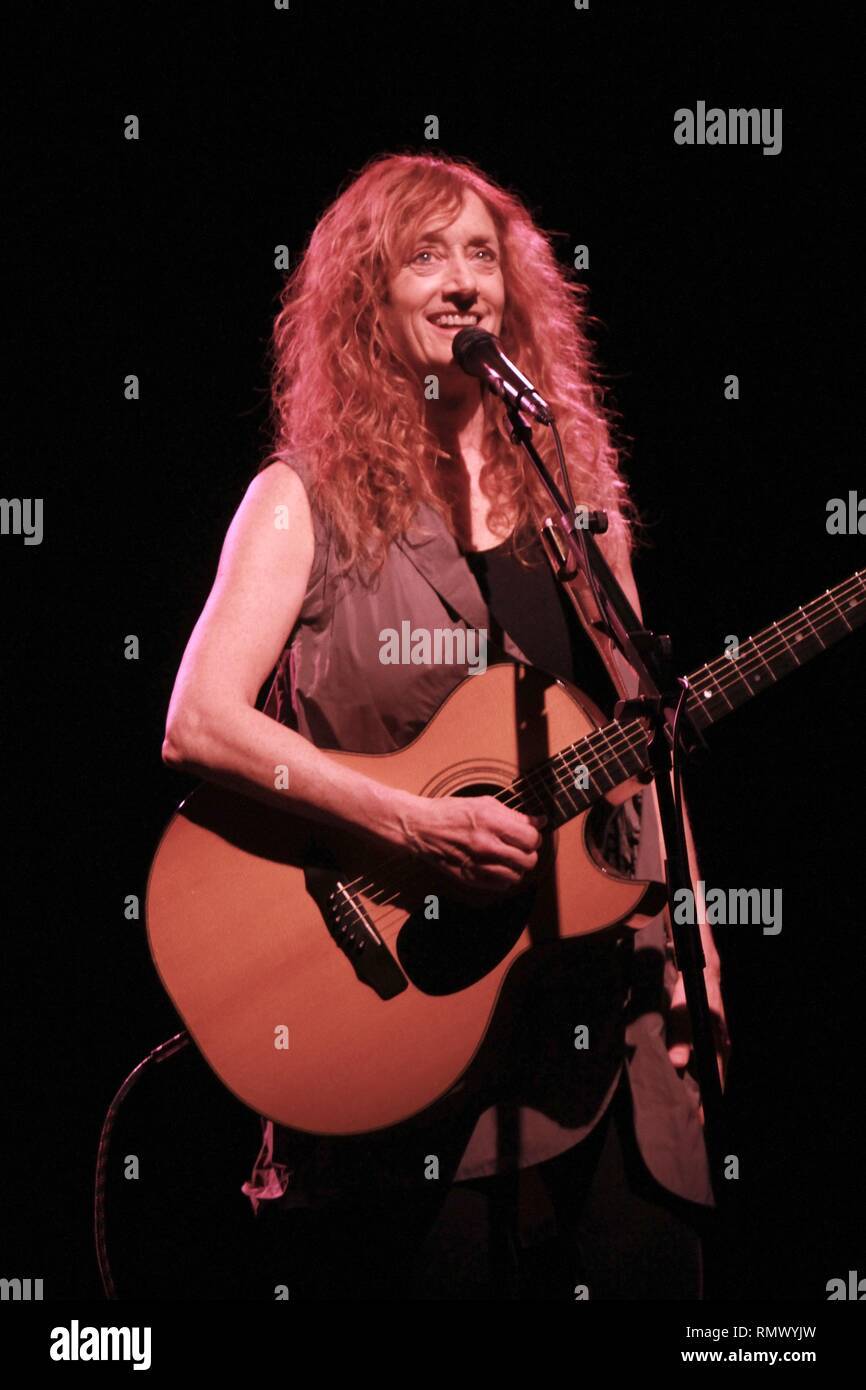 Sänger, Songwriter und Gitarrist Patty Larkin ist dargestellt auf der Bühne während einer "live"-Konzert aussehen. Stockfoto