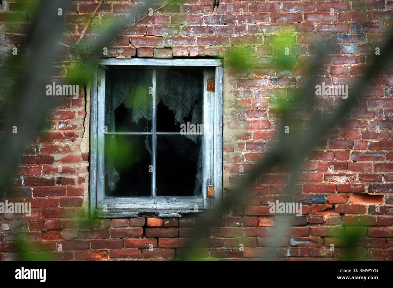 Das Fenster der alten Backsteingebäude und. Stockfoto