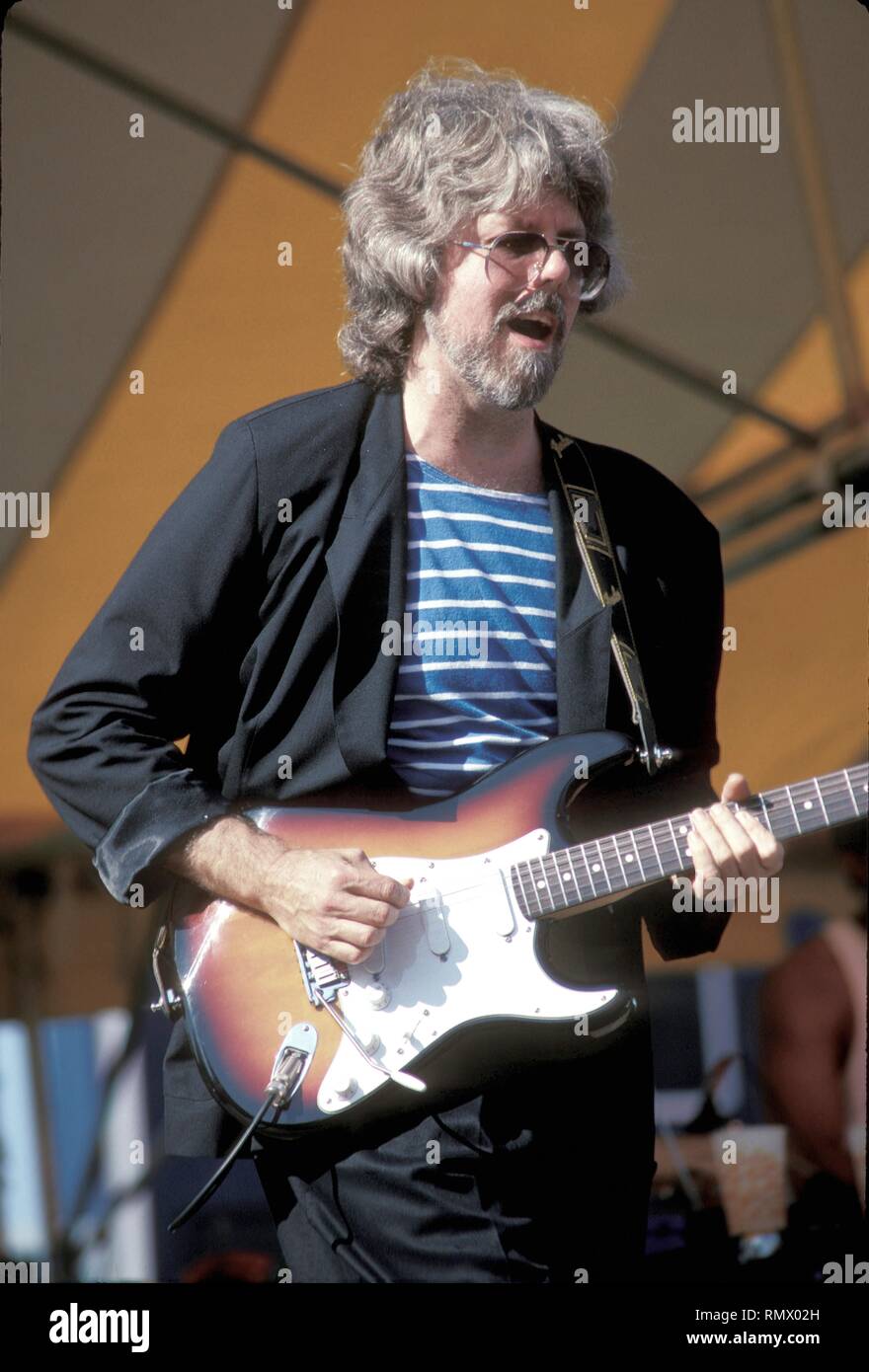 Gitarrist, Mandolinist und Trompeter Fred Tackett von Little Feat ist dargestellt auf der Bühne während einer "live"-Konzert aussehen. Stockfoto