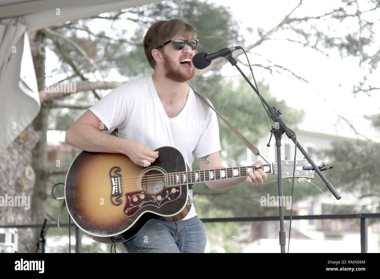 Musiker Bobby Long ist dargestellt auf der Bühne während einer "live"-Konzert aussehen. Stockfoto