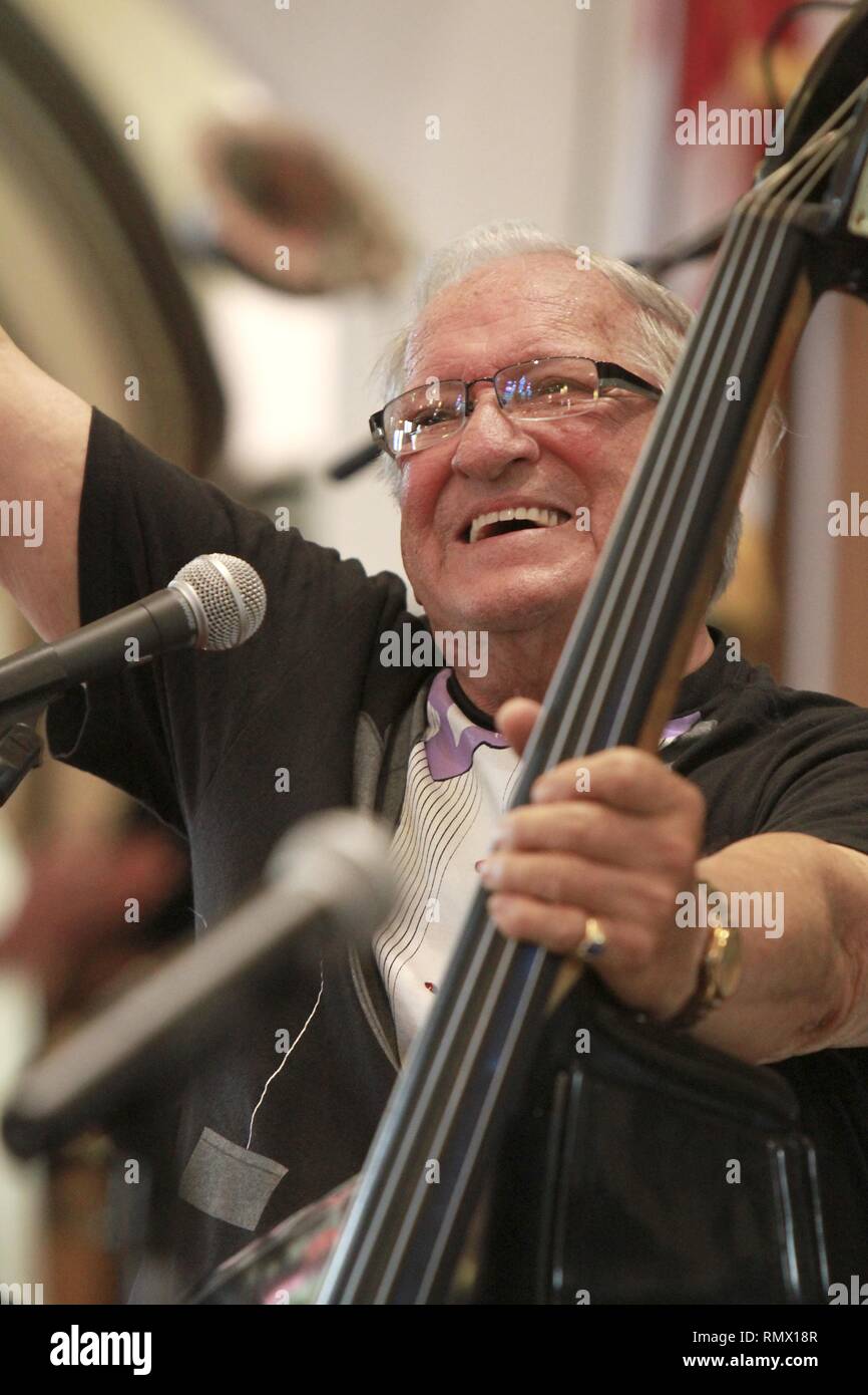 Rock N' Roll Hall of Fame Musiker Marshall Lytle gezeigt wird seinen