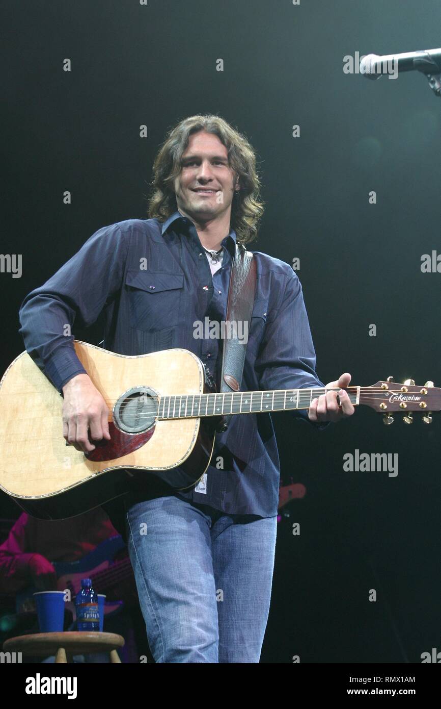 Country Music Star Joe Nicholas ist dargestellt auf der Bühne während eines Live Konzert aussehen. Stockfoto