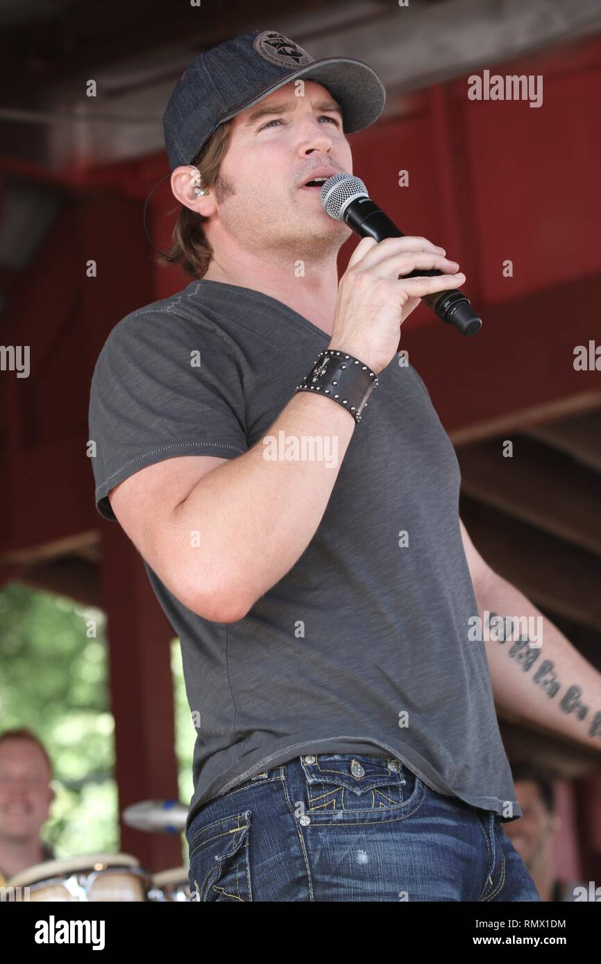 Country Music Star Jerrod Niemann ist dargestellt auf der Bühne während einer "live"-Konzert aussehen. Stockfoto