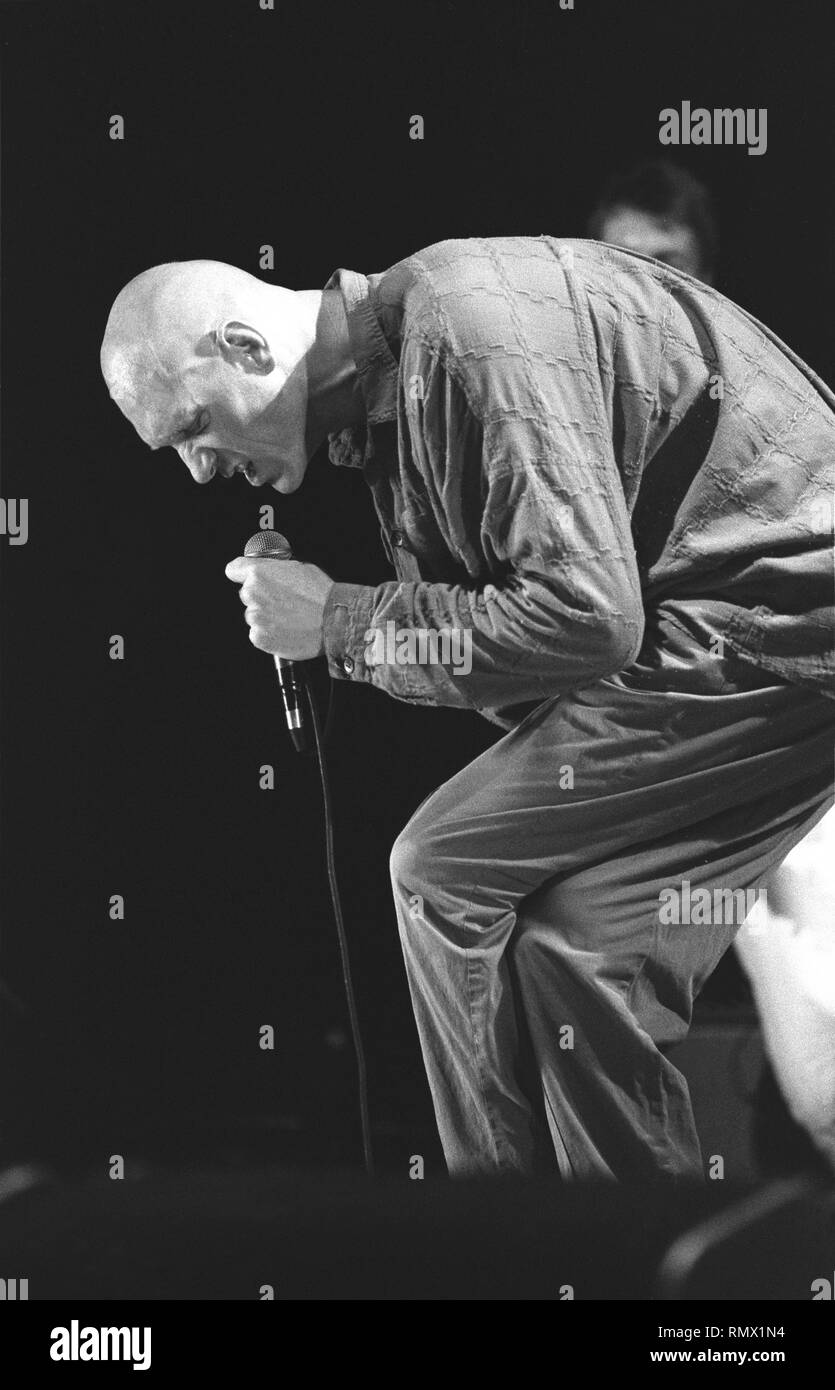 Sänger Peter Garrett ist dargestellt auf der Bühne während einer "live"-Konzert Auftritt mit Midnight Oil. Stockfoto