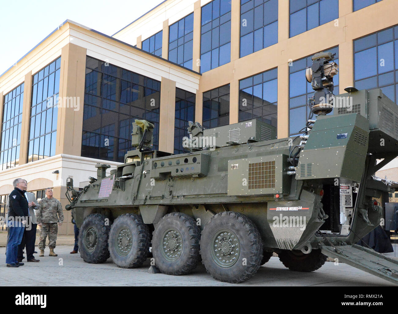 Us-Armee Platz und Missile Defense Command/Armee Strategic Command Ingenieure und Führung kurze Dr. Bruce D. Jette, Assistant Secretary der Armee (Beschaffung, Logistik und Technologie) auf die Fähigkeiten und die Fortschritte des Befehls Mobile experimentelle High Energy Laser oder MEHEL, während einer 13.02.06 Besuch im Hauptsitz der Befehl an der Redstone Arsenal, Alabama. MEHEL ist eine Wissenschaft und Technologie Prototyp für warfighter Einarbeitung und Schulung mit hochenergetischen Lasern unter Verwendung einer Stryker gepanzertes Fahrzeug als Plattform für die Integration der Systeme. Stockfoto