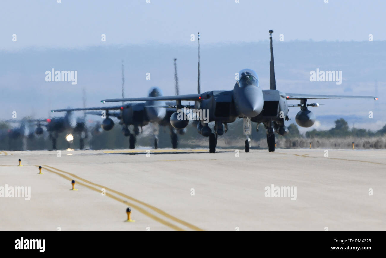 Vier US Air Force F-15E Strike Adler vom Royal Air Force Lakenheath, England, Taxi auf der Flightline in Albacete, Spanien, während der NATO-Tactical Leadership Programm 19-1 flying Kurs, Feb 15, 2019. Während TLP, US Air Force F-15 Es wird Flugausbildung mit anderen NATO-Luftstreitkräfte, darunter Spanien, Frankreich, Griechenland, Italien, Deutschland, dem Vereinigten Königreich und Belgien führen. (U.S. Air Force Foto: Staff Sgt. Alex Fox Echols III) Stockfoto