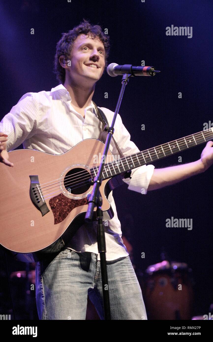 Grammy nominiert Sänger und Songwriter Jason Mraz ist dargestellt auf der Bühne während einer "live"-Konzert aussehen. Stockfoto