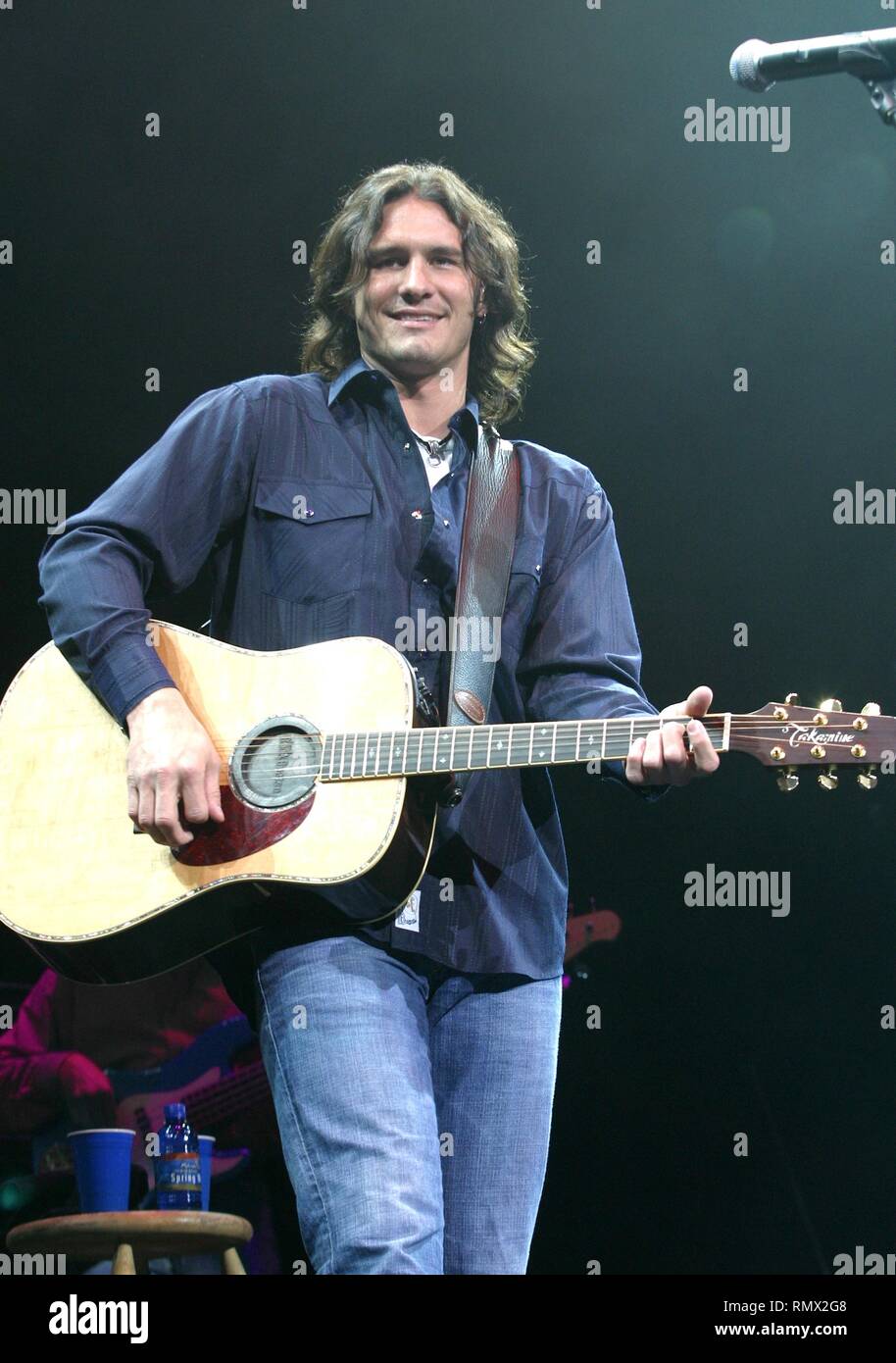 Country Music Star Joe Nicholas ist dargestellt auf der Bühne während eines Live Konzert aussehen. Stockfoto