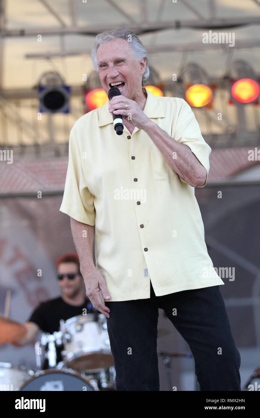 Sänger und Songwriter Bill Medley, am besten als die eine Hälfte der Righteous Brothers bekannt, gezeigt wird, ist auf der Bühne während einer "live"-Konzert aussehen. Stockfoto