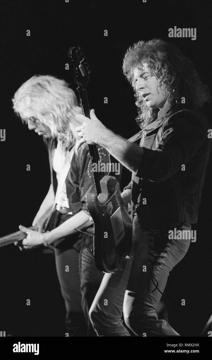 Die Gitarristen Jeff Watson und Brad Gillis der Hard Rock Band Night Ranger dargestellt auf der Bühne während einer "live"-Konzert aussehen. Stockfoto