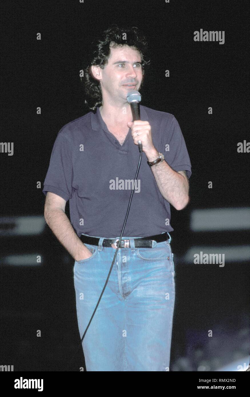 Stand up Comedian, politischer Kommentator und Sportkommentator, und Fernsehen&r adio Persönlichkeit Dennis Miller ist auf der Bühne eine "Live"-Konzert Auftritt gezeigt. Stockfoto