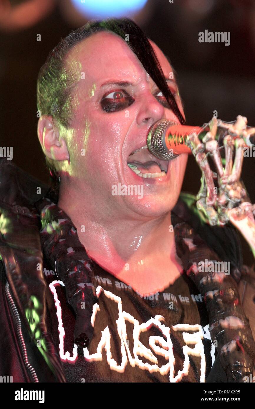 Sänger, Songwriter und Bassist, Jerry nur der Horror Punk Rock Band The Misfits, dargestellt auf der Bühne während einer "live"-Konzert aussehen. Stockfoto