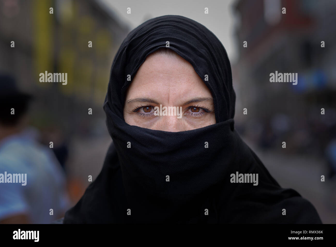 Muslimische Frau Trägt Einen Schwarzen Hijab Oder Kopftuch In Der Stadt Stehen Draußen Auf Der