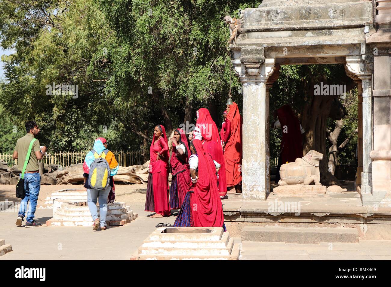Indische Frauen von Rajasthan, in traditioneller Kleidung, bei der Sonne Tempel, Modhera-Gujarat, Indien. Stockfoto