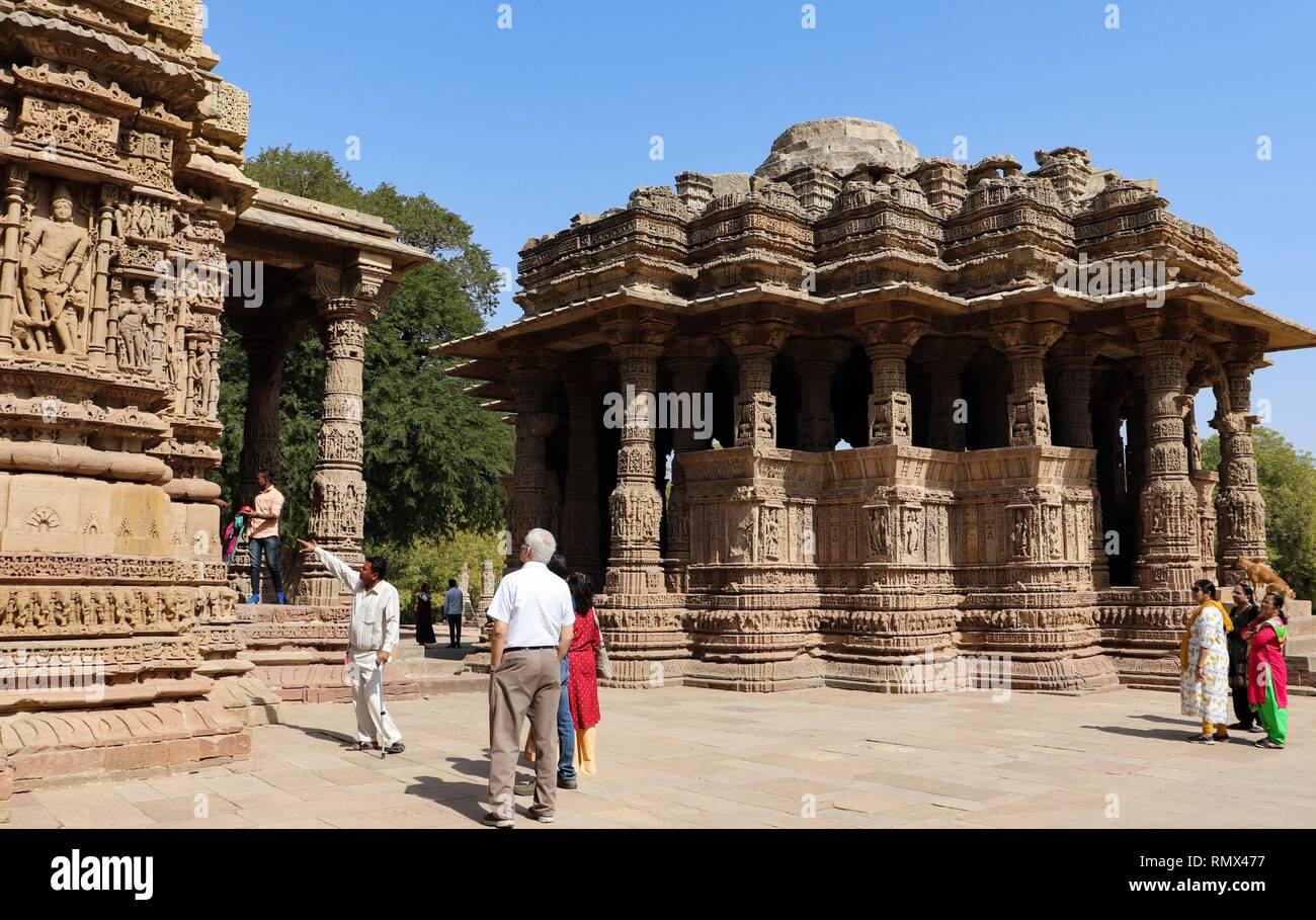 Indische Frauen von Rajasthan, in traditioneller Kleidung, bei der Sonne Tempel, Modhera-Gujarat, Indien. Stockfoto