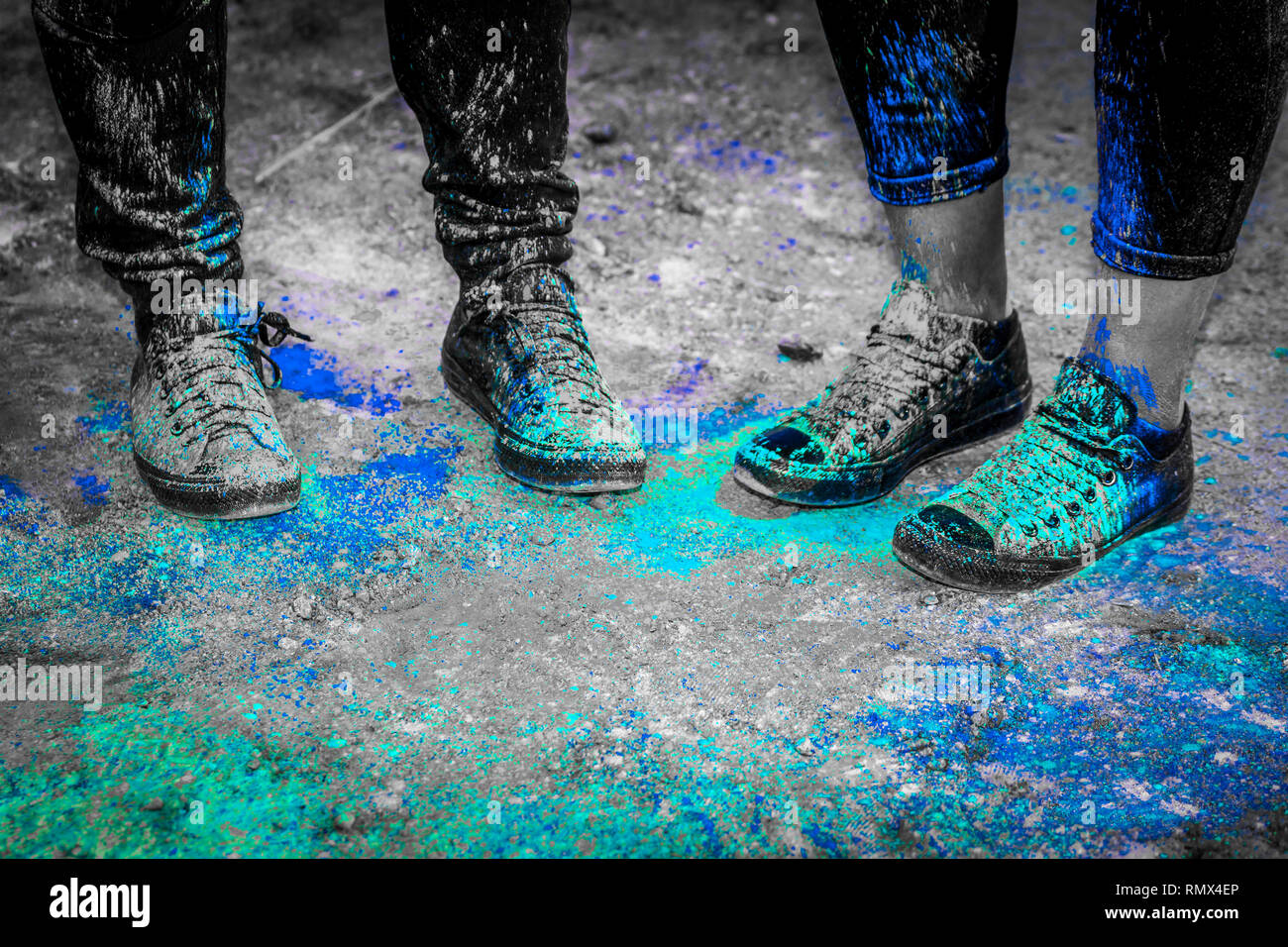 Schwarz Laufschuhe in bunten Pulver Farbe bedeckt Stockfoto