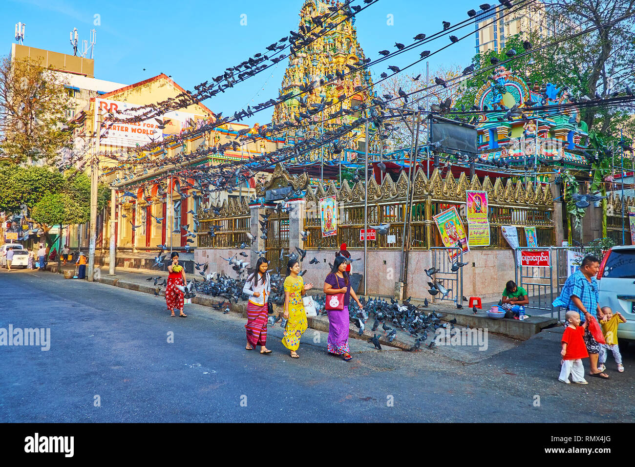 YANGON, MYANMAR - 15. FEBRUAR 2018: Die Herde der Tauben vor der Sri Kaali Amman Hindu Tempel, in Little India Nachbarschaft, auf Firma Febru Stockfoto