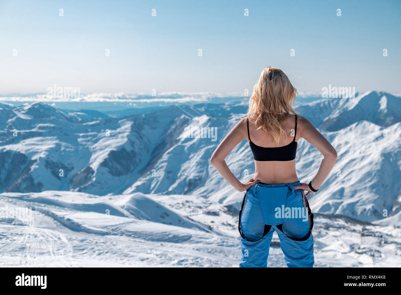 Lächelnde Frau tragen bikini top und Winter Sportswear im Skigebiet Gudauri, Georgien Stockfoto