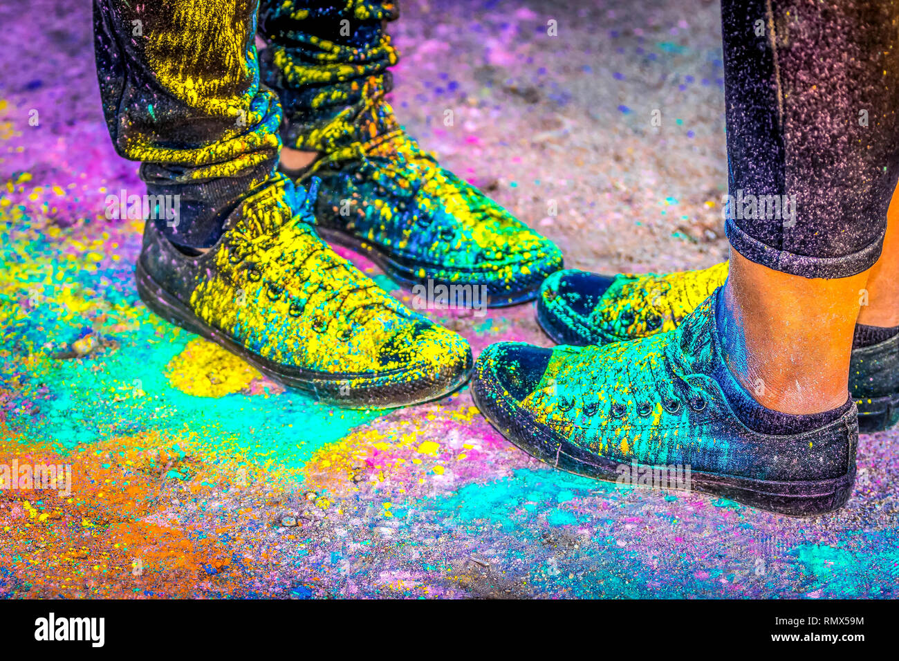 Schwarz Laufschuhe in bunten Pulver Farbe bedeckt Stockfoto