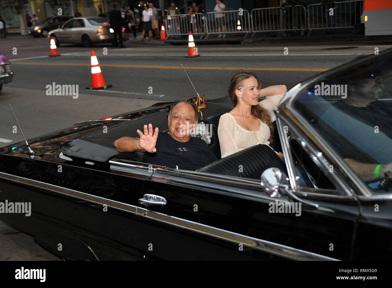 Cheech Marin und Frau Machete Premiere im Orpheum Theater in Los Angeles. CheechMarin 48 Veranstaltung in Hollywood Leben - Kalifornien, Roter Teppich und backstage, Film Stars, TV Stars, Musik, Promis, Topix, Bestof, Kunst, Kultur und Unterhaltung, Fotografie, Anfrage tsuni@Gamma-USA.com, Kredit Tsuni/USA, Zubehör Verschleiß von Menschen zum Ereignis. Schuhe, Schmuck, Ring, Ohrring, Tasche Ambiente und andere. Ab 2010 Stockfoto