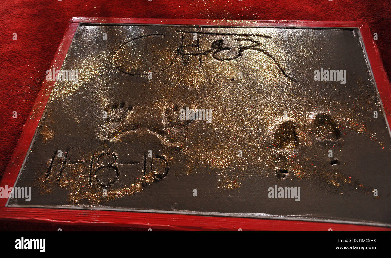 CHER Hand und Fuß Drucken im Chinese Theatre in Los Angeles. Cher - Druckt 45 Veranstaltung in Hollywood Leben - Kalifornien, Roter Teppich und backstage, Film Stars, TV Stars, Musik, Promis, Topix, Bestof, Kunst, Kultur und Unterhaltung, Fotografie, Anfrage tsuni@Gamma-USA.com, Kredit Tsuni/USA, Zubehör Verschleiß von Menschen zum Ereignis. Schuhe, Schmuck, Ring, Ohrring, Tasche Ambiente und andere. Ab 2010 Stockfoto