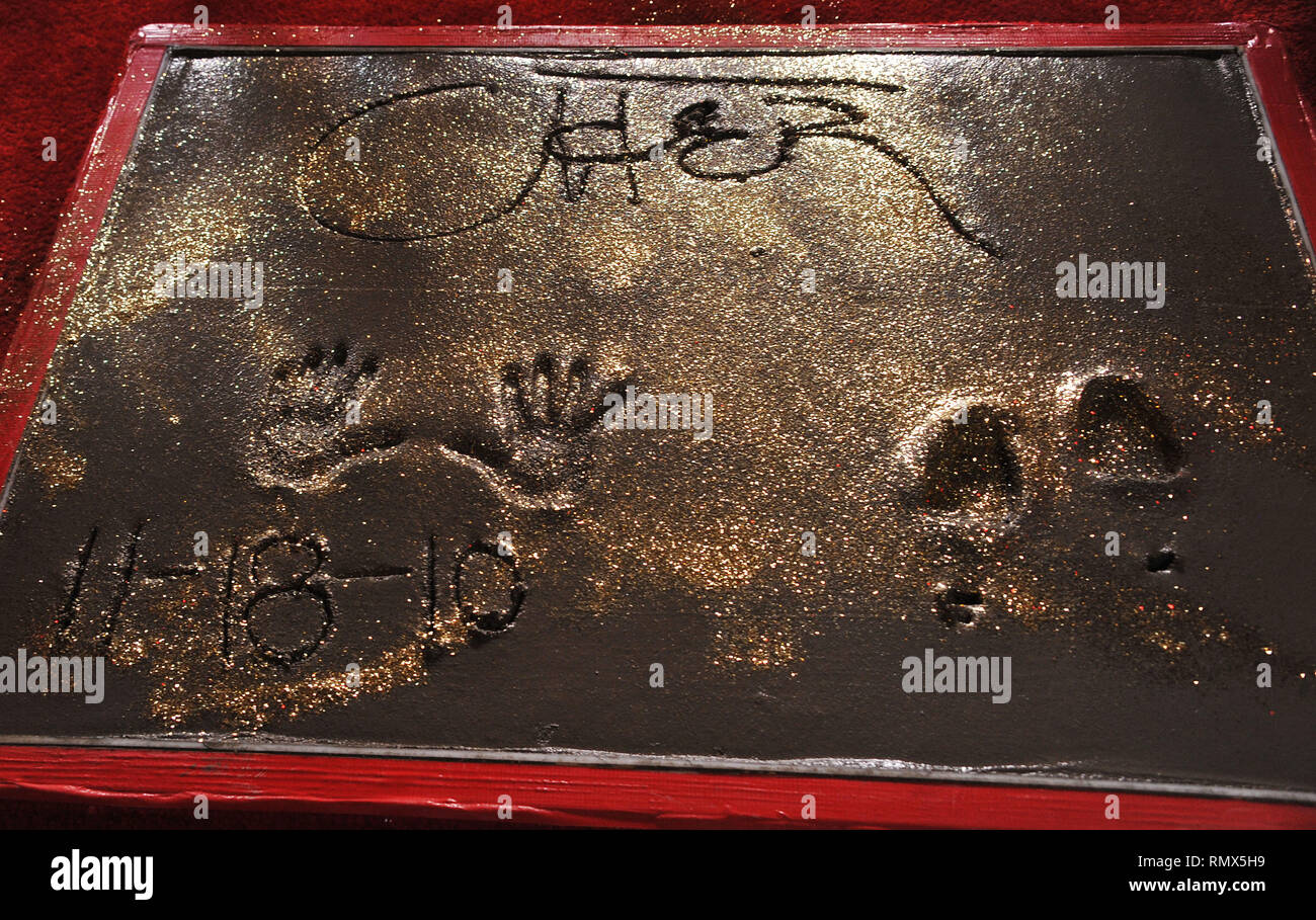 CHER Hand und Fuß Drucken im Chinese Theatre in Los Angeles. Cher - Druckt 46 Veranstaltung in Hollywood Leben - Kalifornien, Roter Teppich und backstage, Film Stars, TV Stars, Musik, Promis, Topix, Bestof, Kunst, Kultur und Unterhaltung, Fotografie, Anfrage tsuni@Gamma-USA.com, Kredit Tsuni/USA, Zubehör Verschleiß von Menschen zum Ereignis. Schuhe, Schmuck, Ring, Ohrring, Tasche Ambiente und andere. Ab 2010 Stockfoto