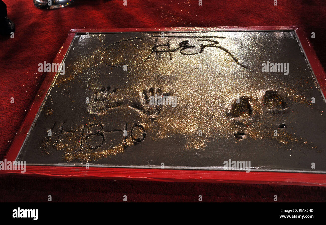 CHER Hand und Fuß Drucken im Chinese Theatre in Los Angeles. Cher - Druckt 47 Veranstaltung in Hollywood Leben - Kalifornien, Roter Teppich und backstage, Film Stars, TV Stars, Musik, Promis, Topix, Bestof, Kunst, Kultur und Unterhaltung, Fotografie, Anfrage tsuni@Gamma-USA.com, Kredit Tsuni/USA, Zubehör Verschleiß von Menschen zum Ereignis. Schuhe, Schmuck, Ring, Ohrring, Tasche Ambiente und andere. Ab 2010 Stockfoto