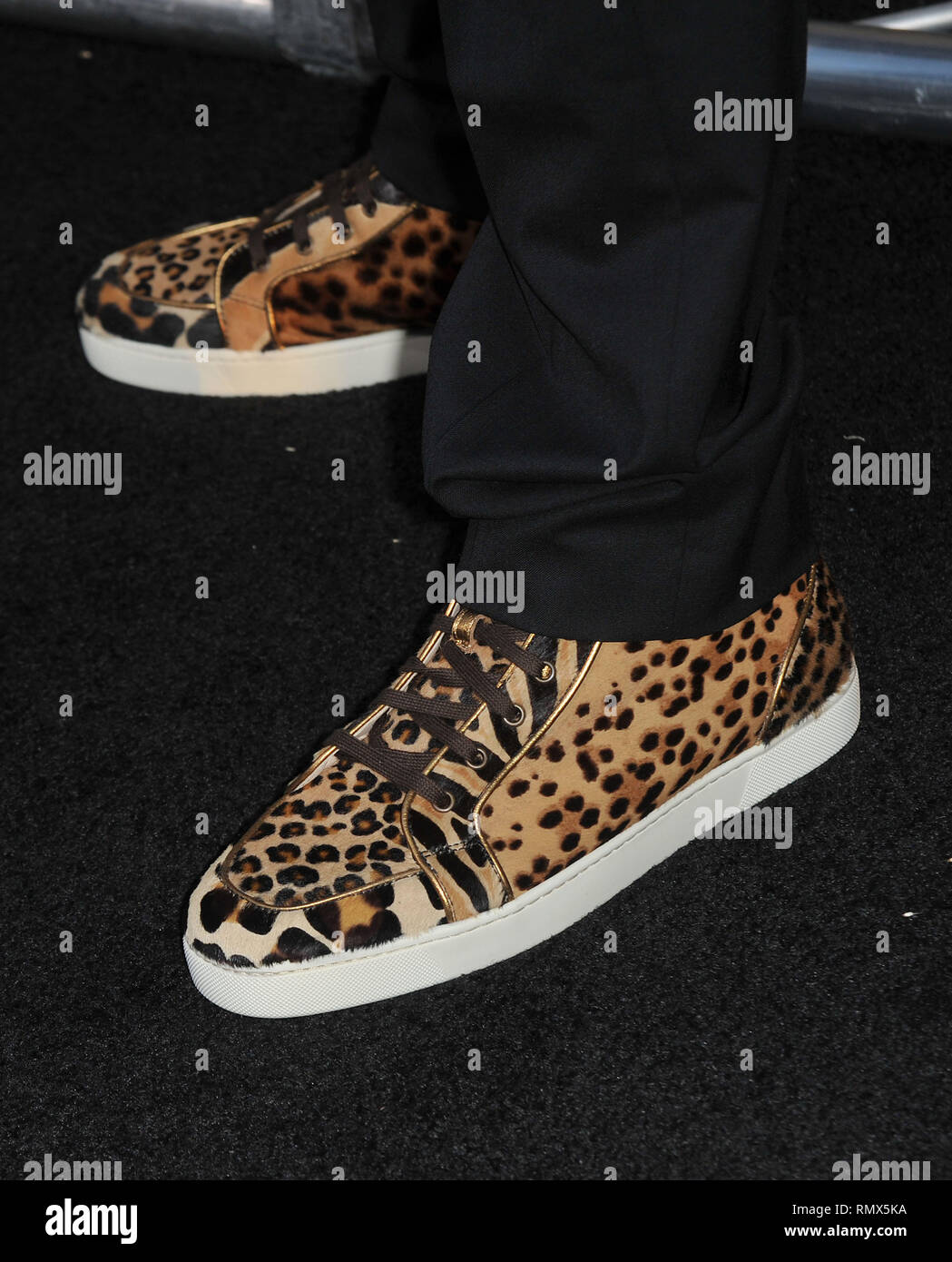 Chris Brown Abnehmer Premiere Arclight Theater in Los Angeles. ChrisBrown 16 Veranstaltung in Hollywood Leben - Kalifornien, Roter Teppich und backstage, Film Stars, TV Stars, Musik, Promis, Topix, Bestof, Kunst, Kultur und Unterhaltung, Fotografie, Anfrage tsuni@Gamma-USA.com, Kredit Tsuni/USA, Zubehör Verschleiß von Menschen zum Ereignis. Schuhe, Schmuck, Ring, Ohrring, Tasche Ambiente und andere. Ab 2010 Stockfoto